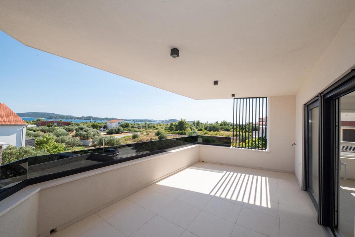 Čudovit apartma (tri spalnice), prvo nadstropje, Vodice