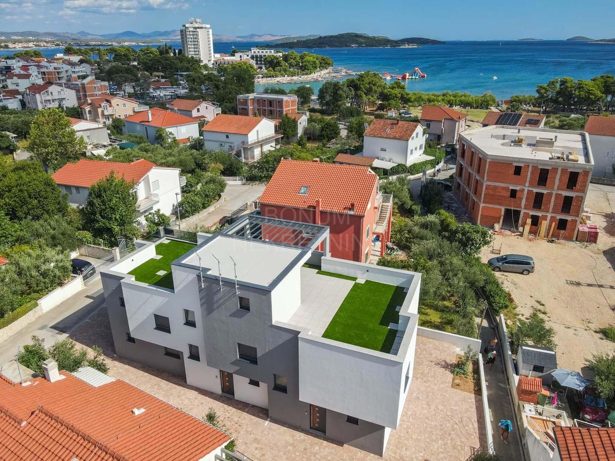 Moderna družinska hiša v Vodicah, le 200m od Modre plaže