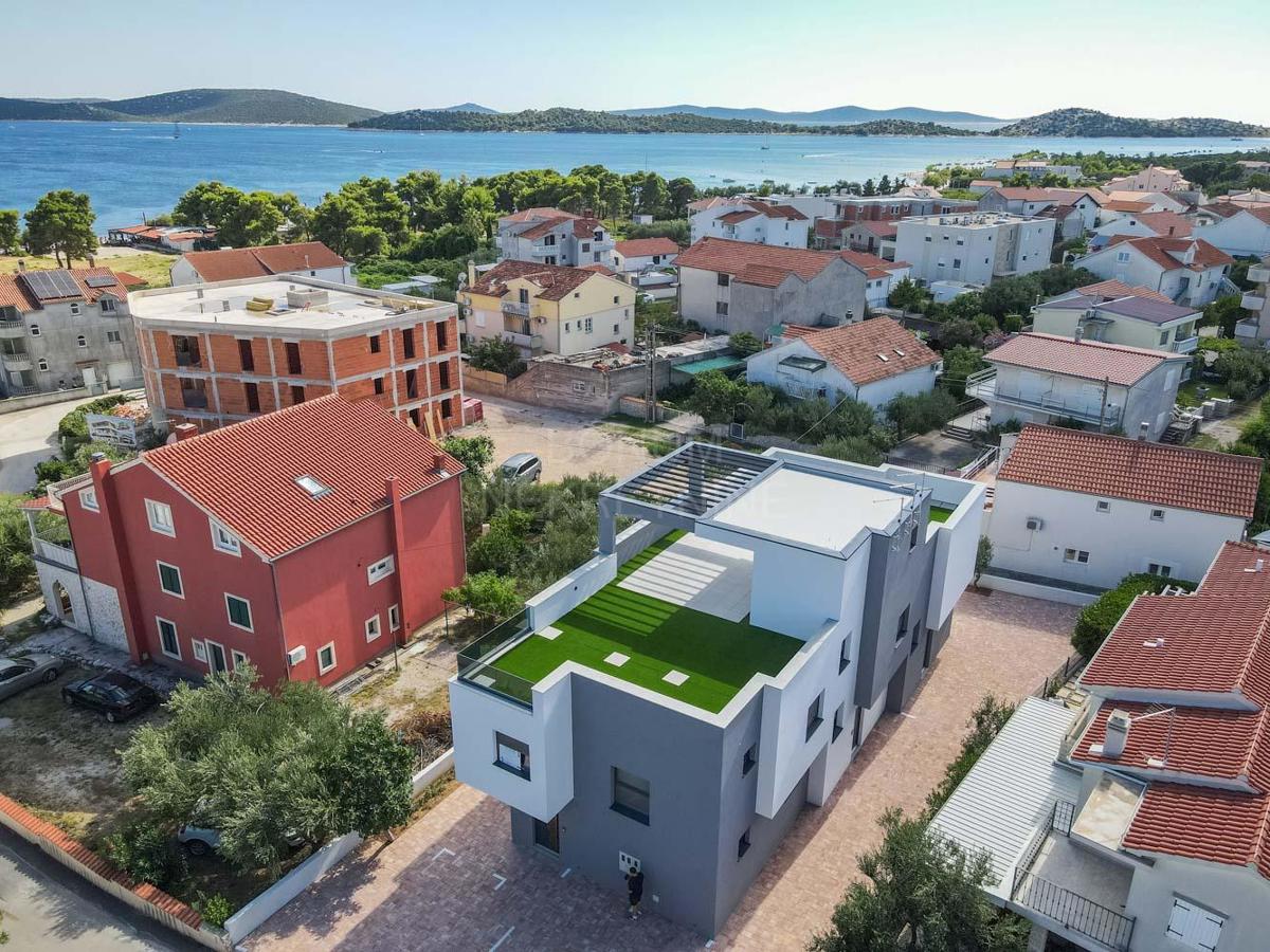 Moderna družinska hiša v Vodicah, le 200m od Modre plaže
