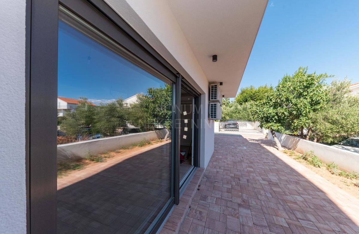 Moderna družinska hiša v Vodicah, le 200m od Modre plaže