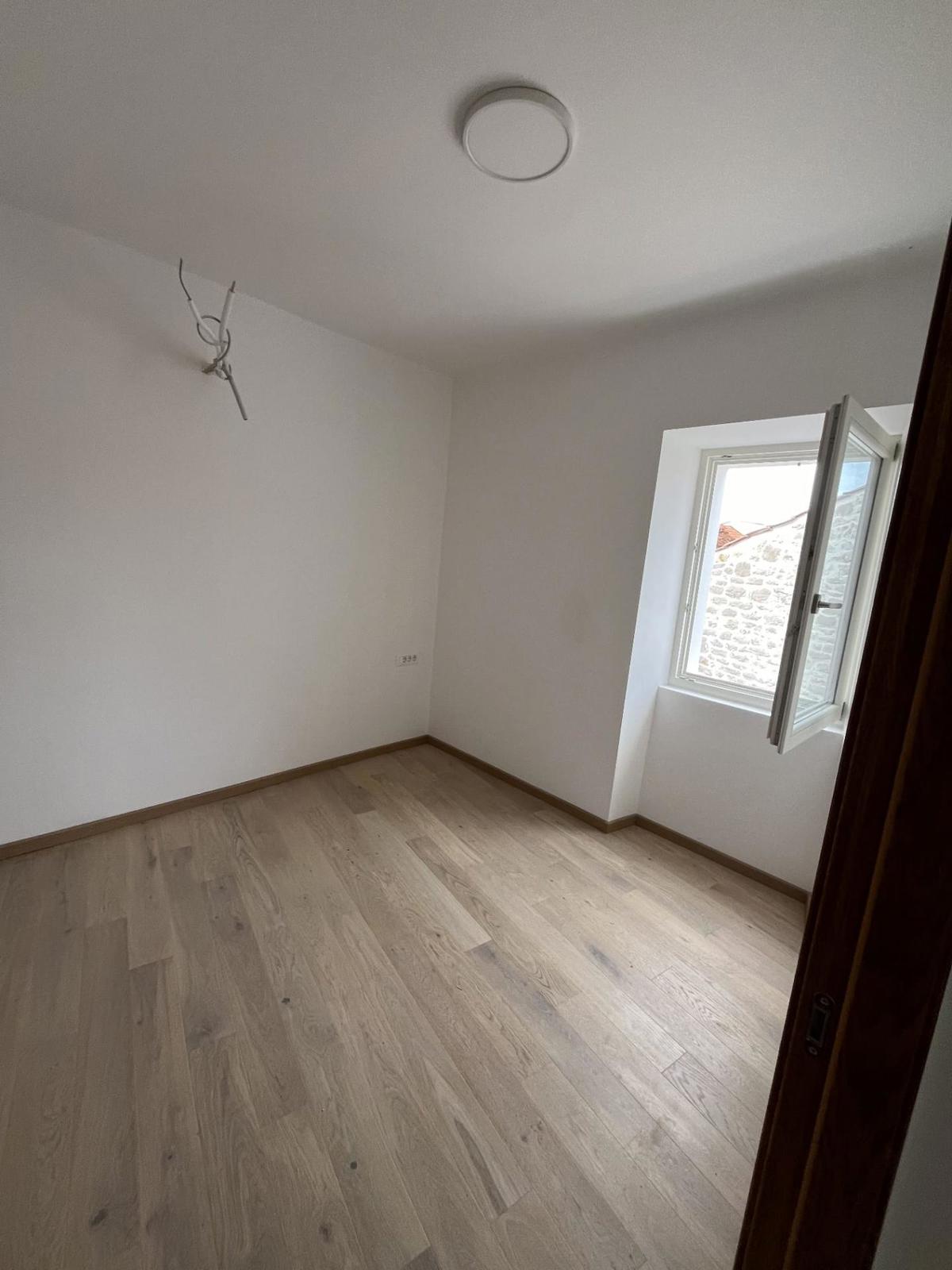 Čudovita kamnita hiša z dvoriščem v središču Betine, Murter