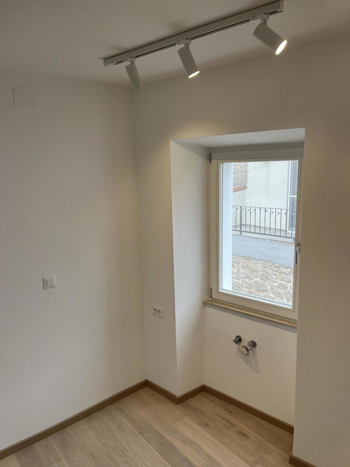 Čudovita kamnita hiša z dvoriščem v središču Betine, Murter