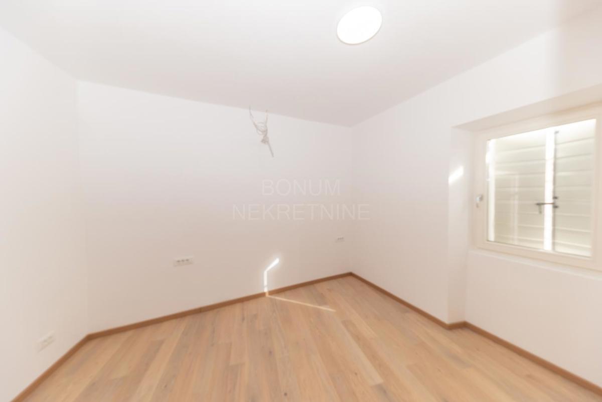 Čudovita kamnita hiša z dvoriščem v središču Betine, Murter