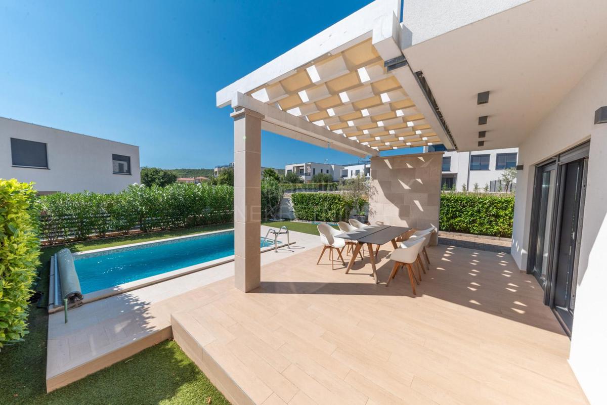 Čudovita opremljena hiša z bazenom, Vodice