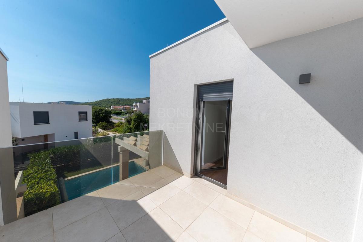 Čudovita opremljena hiša z bazenom, Vodice