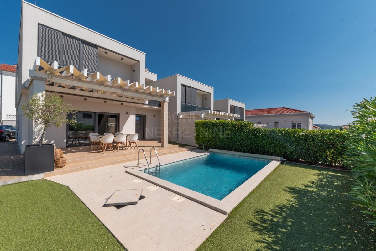 Čudovita opremljena hiša z bazenom, Vodice