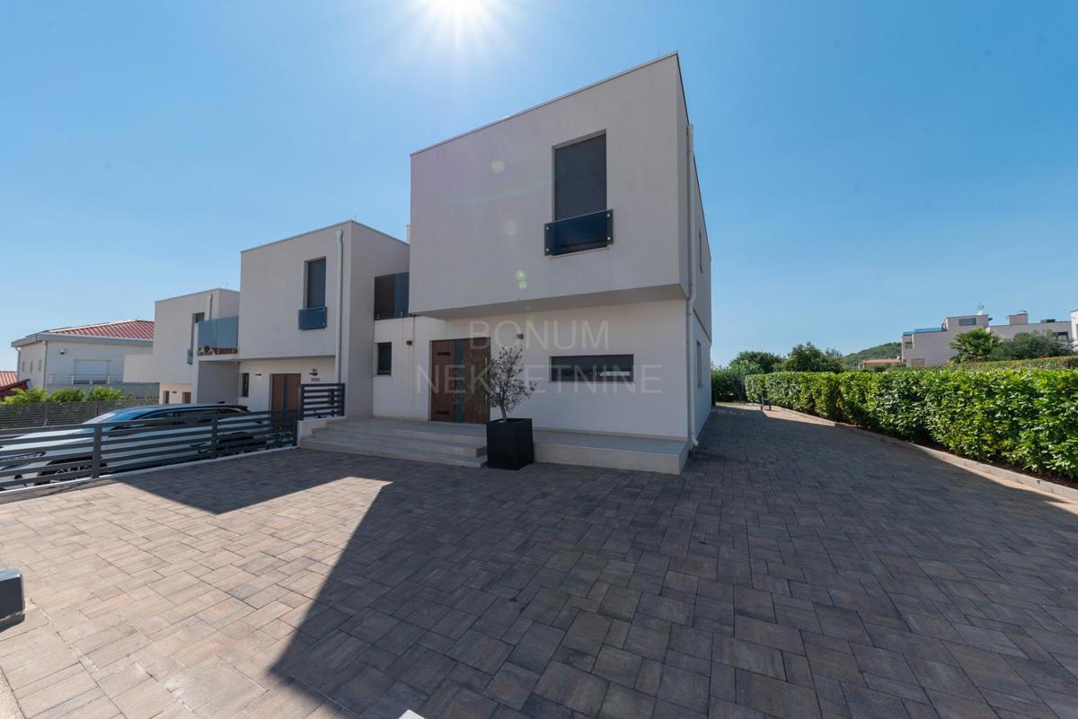 Čudovita opremljena hiša z bazenom, Vodice