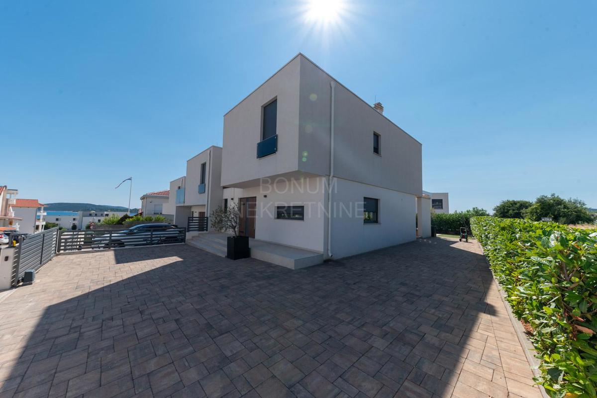Čudovita opremljena hiša z bazenom, Vodice