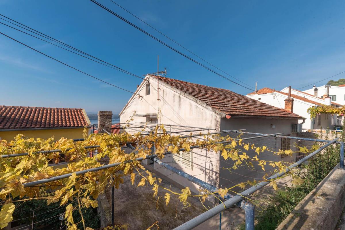 Hiša s panoramskim pogledom na morje pod trdnjavo sv. Ivana – Šibenik