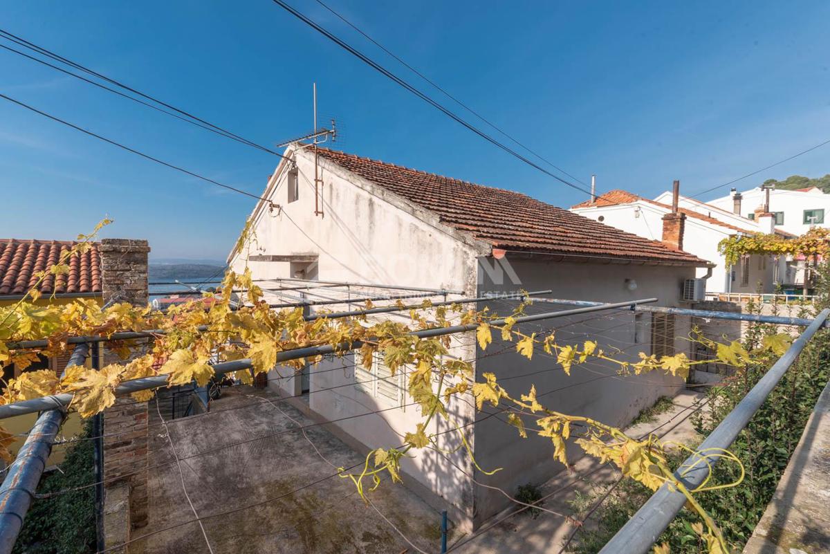 Hiša s panoramskim pogledom na morje pod trdnjavo sv. Ivana – Šibenik