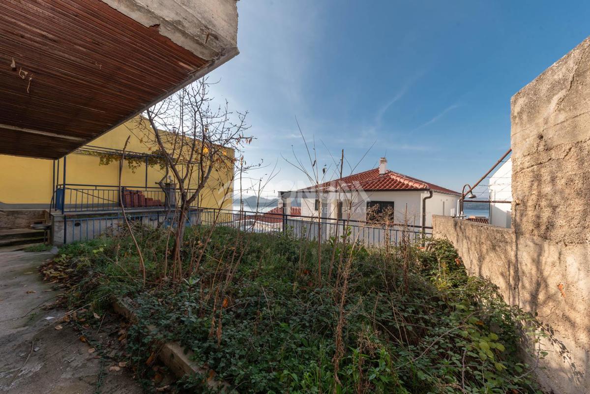 Hiša s panoramskim pogledom na morje pod trdnjavo sv. Ivana – Šibenik