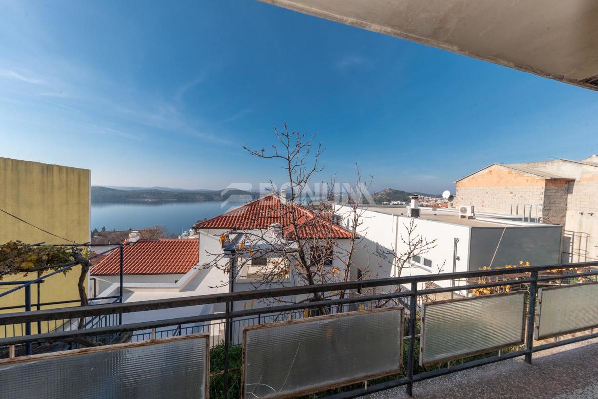 Hiša s panoramskim pogledom na morje pod trdnjavo sv. Ivana – Šibenik