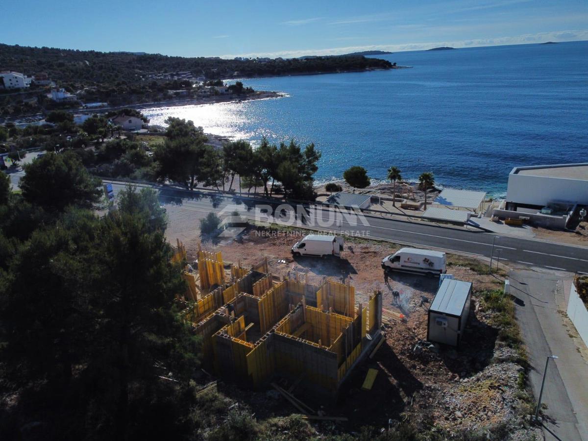  Udoben pritlični apartma z vrtom, bližina plaže – Primošten Dolac