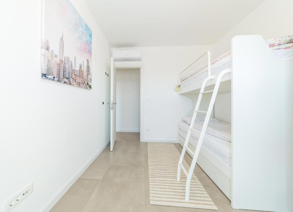 Prostorno in moderno opremljeno stanovanje s pogledom na morje, Vodice