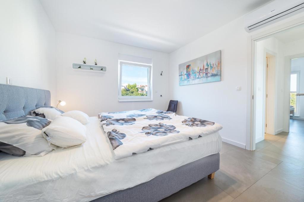 Prostorno in moderno opremljeno stanovanje s pogledom na morje, Vodice
