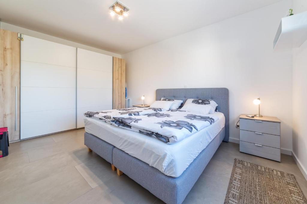 Prostorno in moderno opremljeno stanovanje s pogledom na morje, Vodice