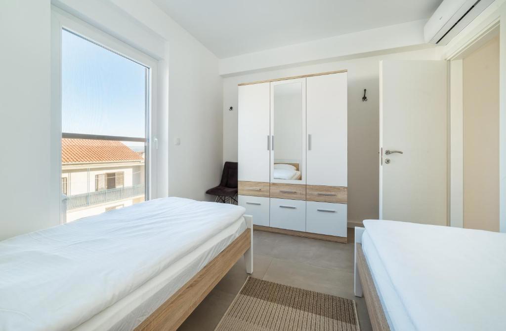 Prostorno in moderno opremljeno stanovanje s pogledom na morje, Vodice