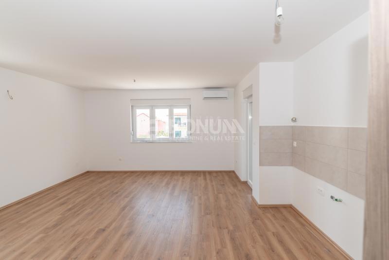 Hiša z dvema apartmajema na mirni lokaciji, Vodice
