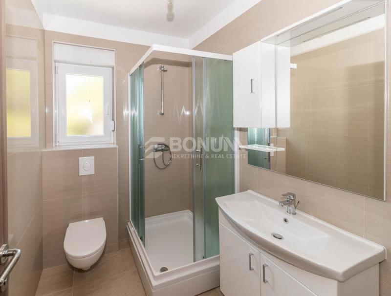 Hiša z dvema apartmajema na mirni lokaciji, Vodice