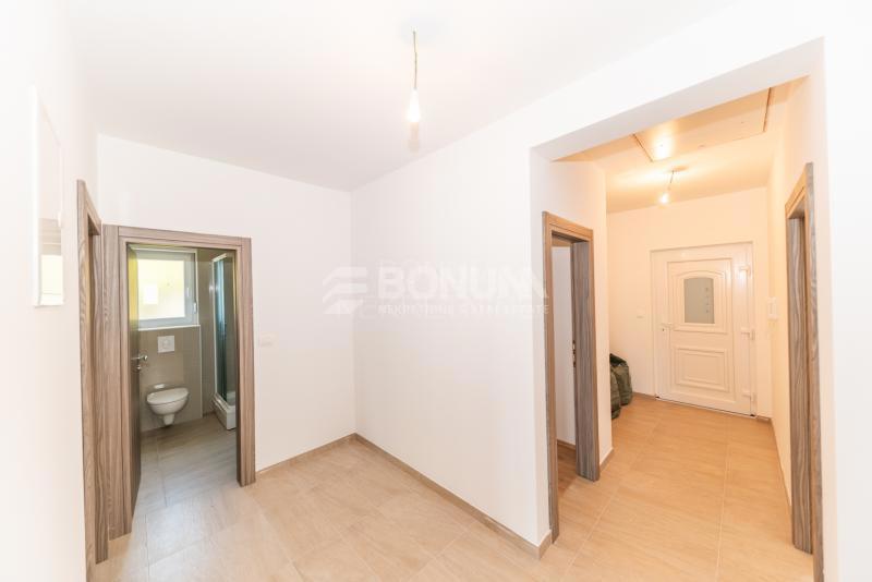 Hiša z dvema apartmajema na mirni lokaciji, Vodice