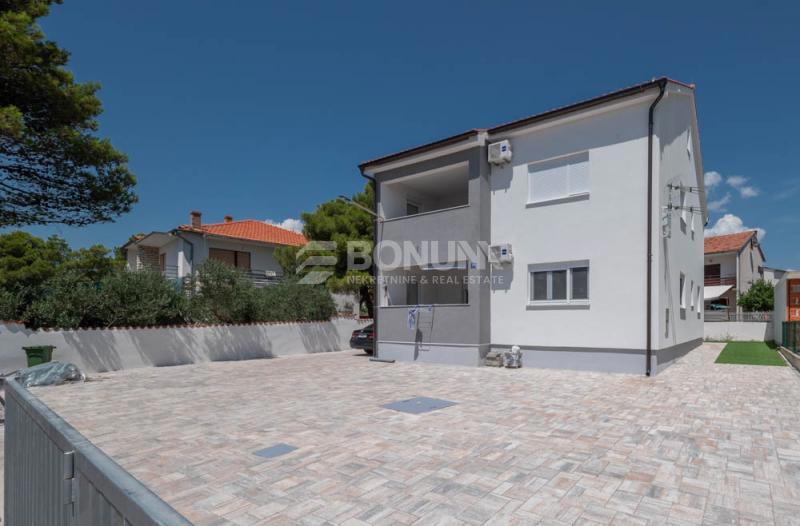 Hiša z dvema apartmajema na mirni lokaciji, Vodice