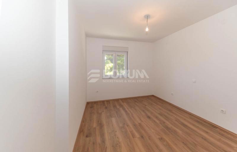 Hiša z dvema apartmajema na mirni lokaciji, Vodice