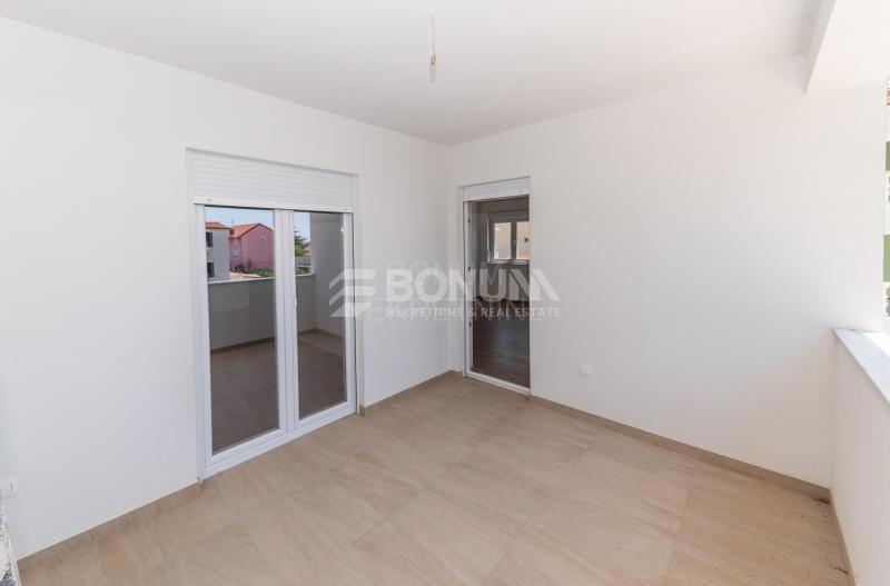 Hiša z dvema apartmajema na mirni lokaciji, Vodice
