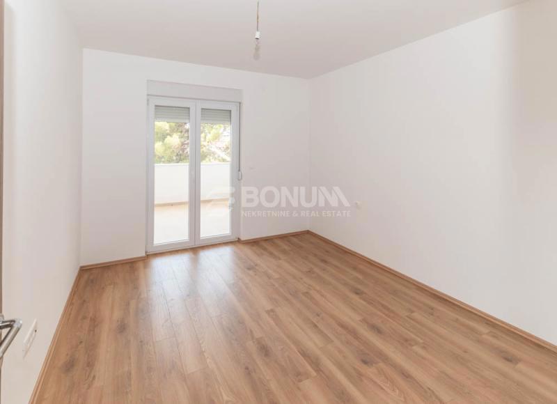 Hiša z dvema apartmajema na mirni lokaciji, Vodice