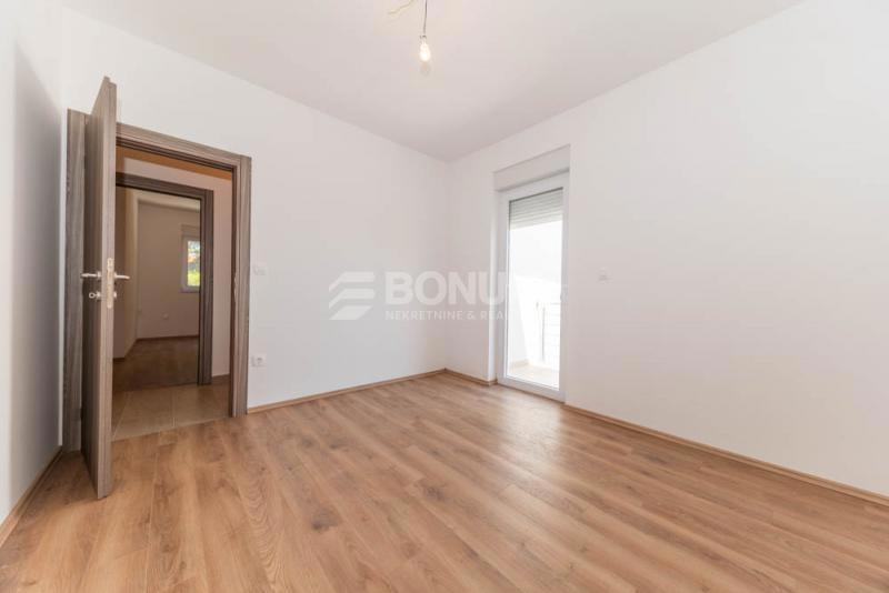 Hiša z dvema apartmajema na mirni lokaciji, Vodice