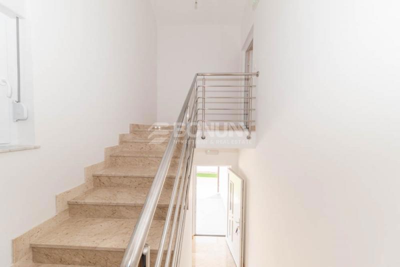 Hiša z dvema apartmajema na mirni lokaciji, Vodice