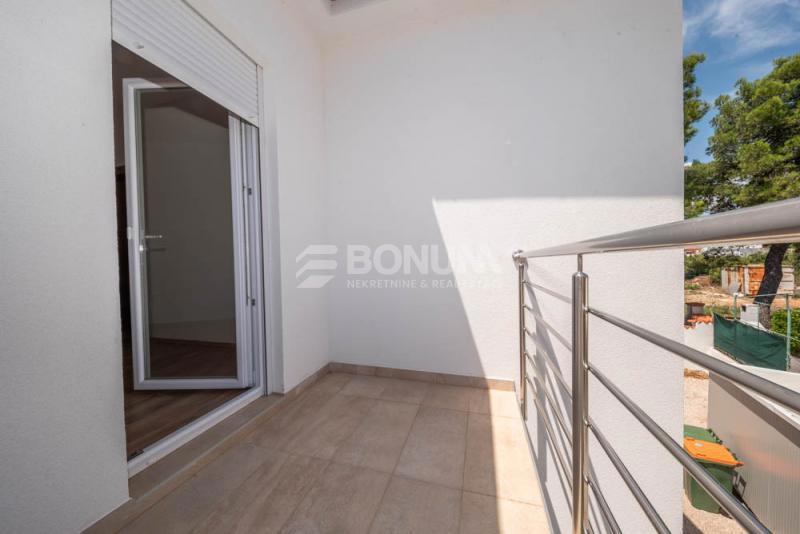Hiša z dvema apartmajema na mirni lokaciji, Vodice