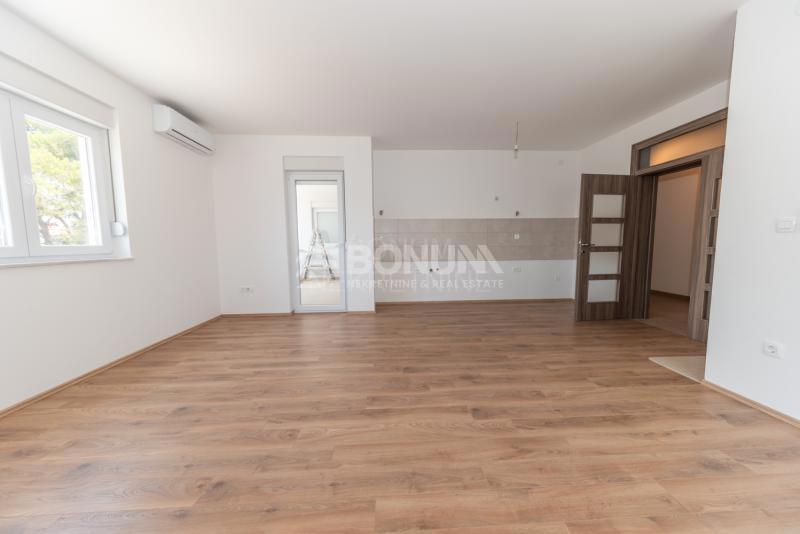 Hiša z dvema apartmajema na mirni lokaciji, Vodice