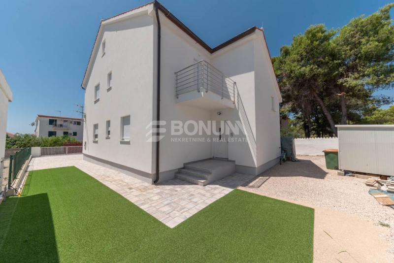 Hiša z dvema apartmajema na mirni lokaciji, Vodice