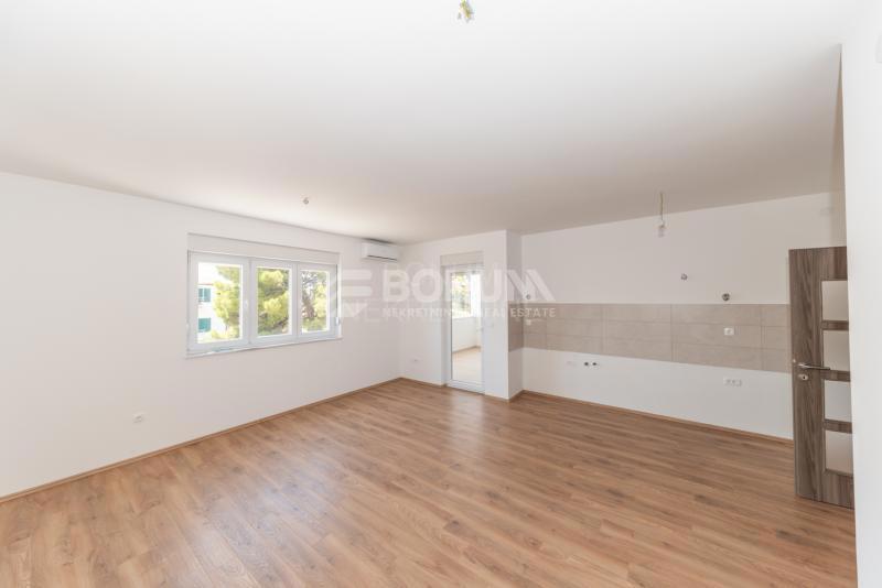 Hiša z dvema apartmajema na mirni lokaciji, Vodice