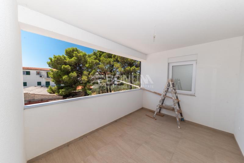 Hiša z dvema apartmajema na mirni lokaciji, Vodice