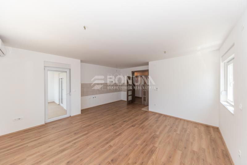 Hiša z dvema apartmajema na mirni lokaciji, Vodice