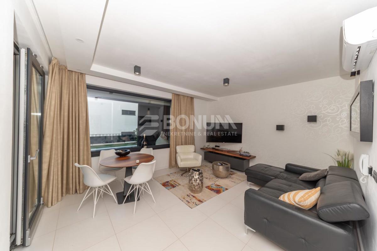 Vinjerac, 150 m do morja – moderen apartma z bazenom