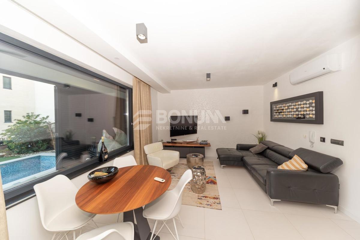 Vinjerac, 150 m do morja – moderen apartma z bazenom