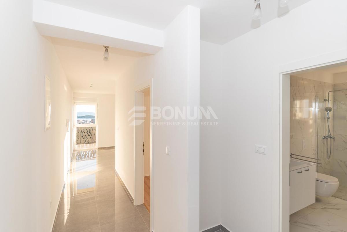 Stanovanje s pogledom na morje v Tribunju – 800 m do plaže in 800 m do centra