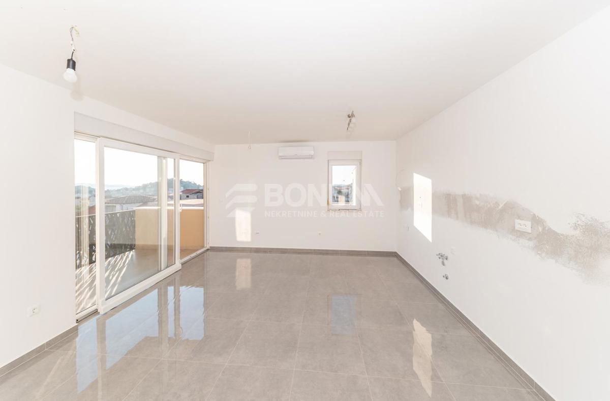 Stanovanje s pogledom na morje v Tribunju – 800 m do plaže in 800 m do centra