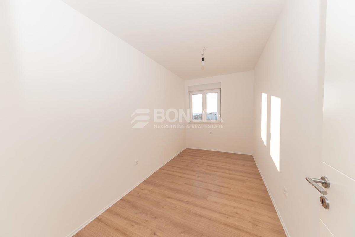 Stanovanje s pogledom na morje v Tribunju – 800 m do plaže in 800 m do centra