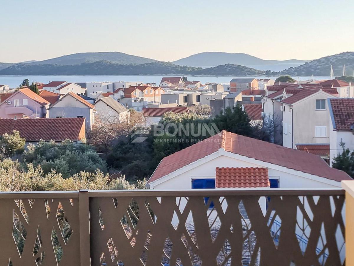 Stanovanje s pogledom na morje v Tribunju – 800 m do plaže in 800 m do centra