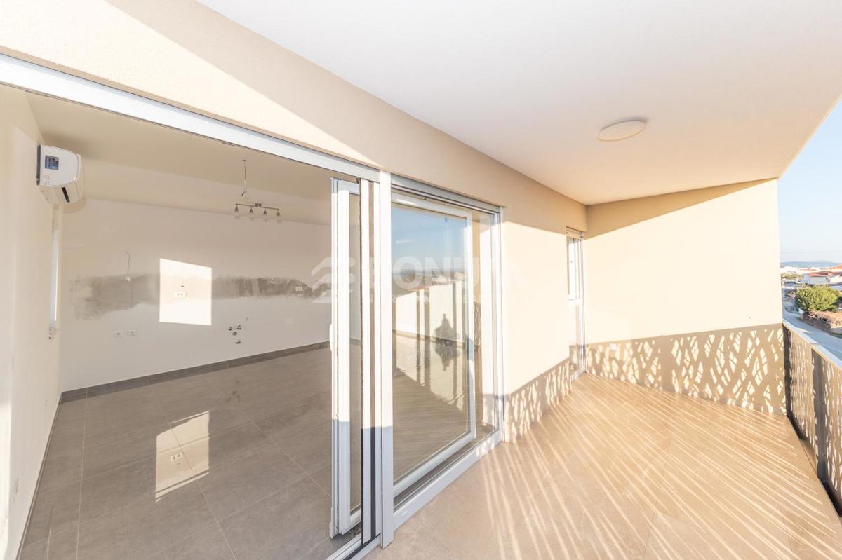 Stanovanje s pogledom na morje v Tribunju – 800 m do plaže in 800 m do centra