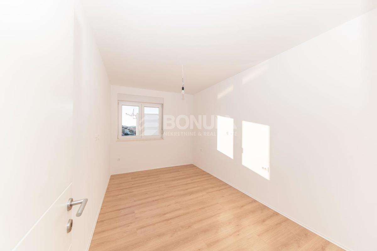 Stanovanje s pogledom na morje v Tribunju – 800 m do plaže in 800 m do centra