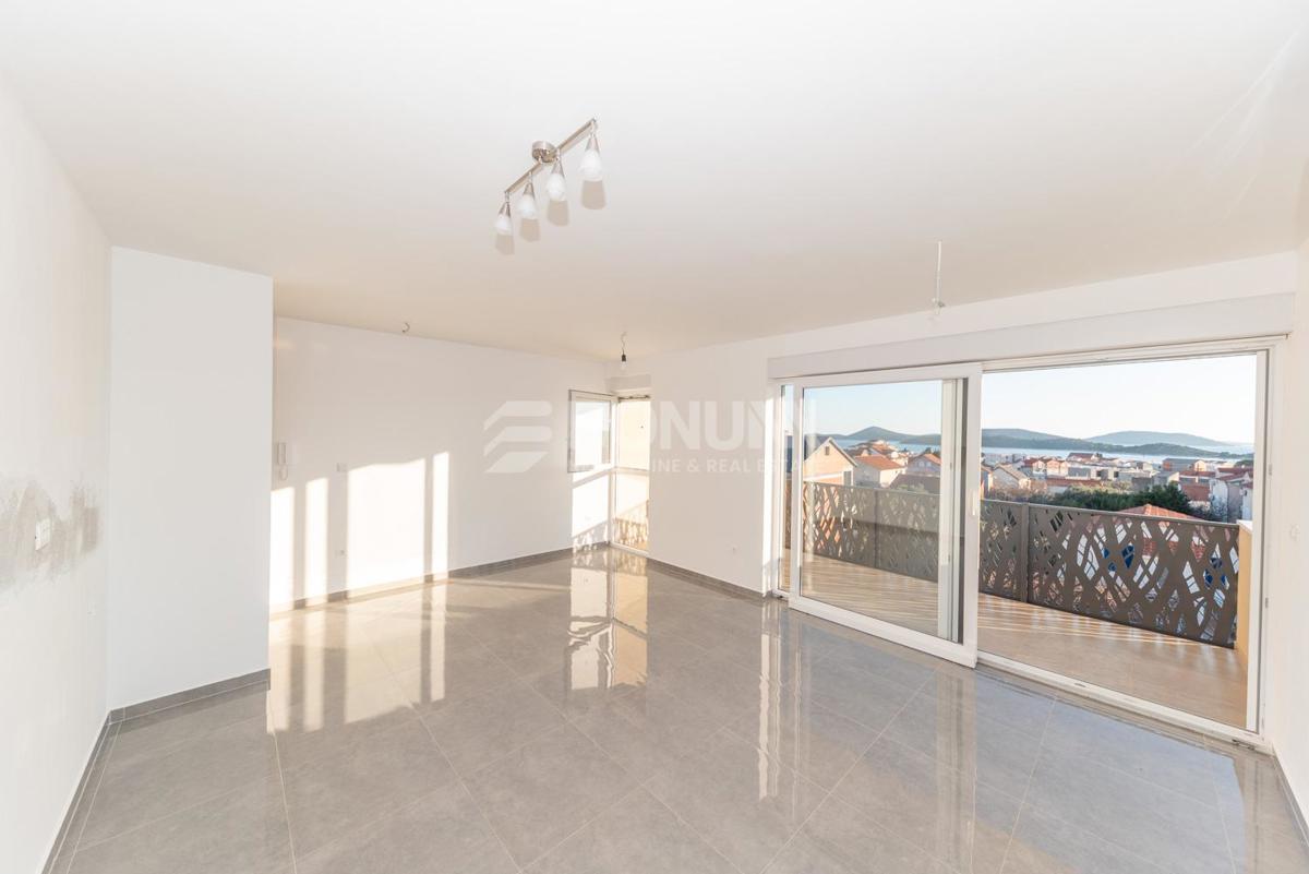 Stanovanje s pogledom na morje v Tribunju – 800 m do plaže in 800 m do centra