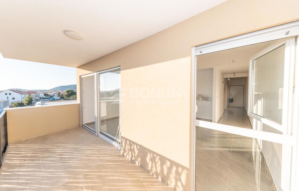 Stanovanje s pogledom na morje v Tribunju – 800 m do plaže in 800 m do centra