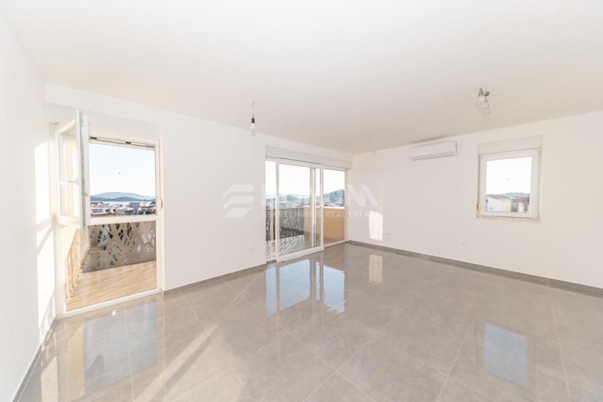 Stanovanje s pogledom na morje v Tribunju – 800 m do plaže in 800 m do centra