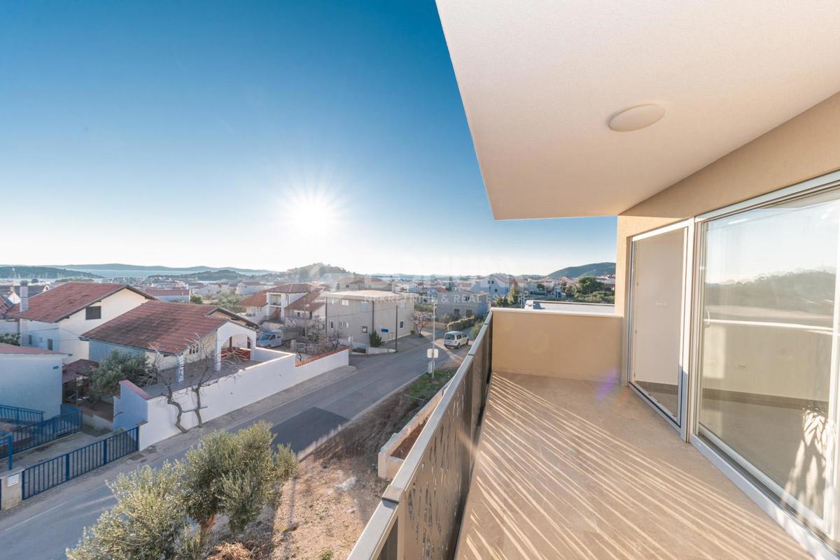 Stanovanje s pogledom na morje v Tribunju – 800 m do plaže in 800 m do centra