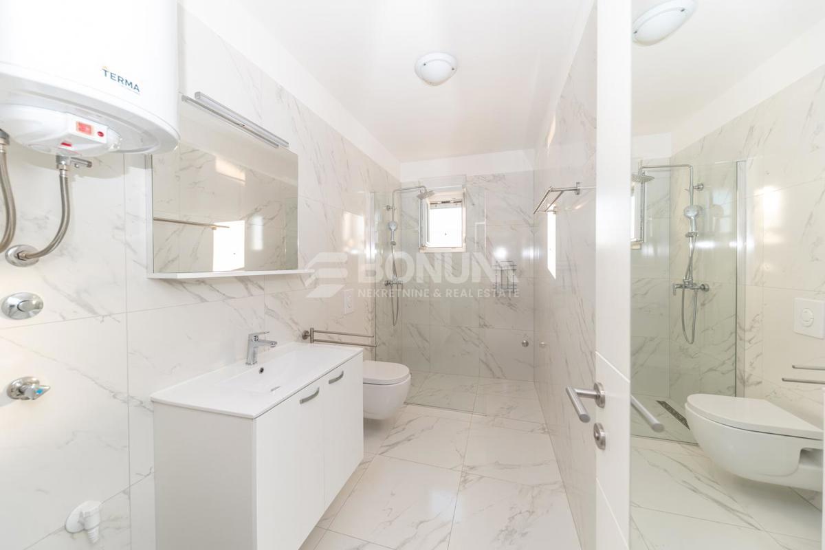 Stanovanje s pogledom na morje v Tribunju – 800 m do plaže in 800 m do centra