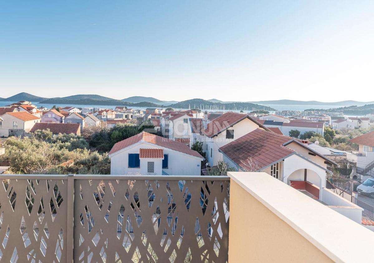 Stanovanje s pogledom na morje v Tribunju – 800 m do plaže in 800 m do centra